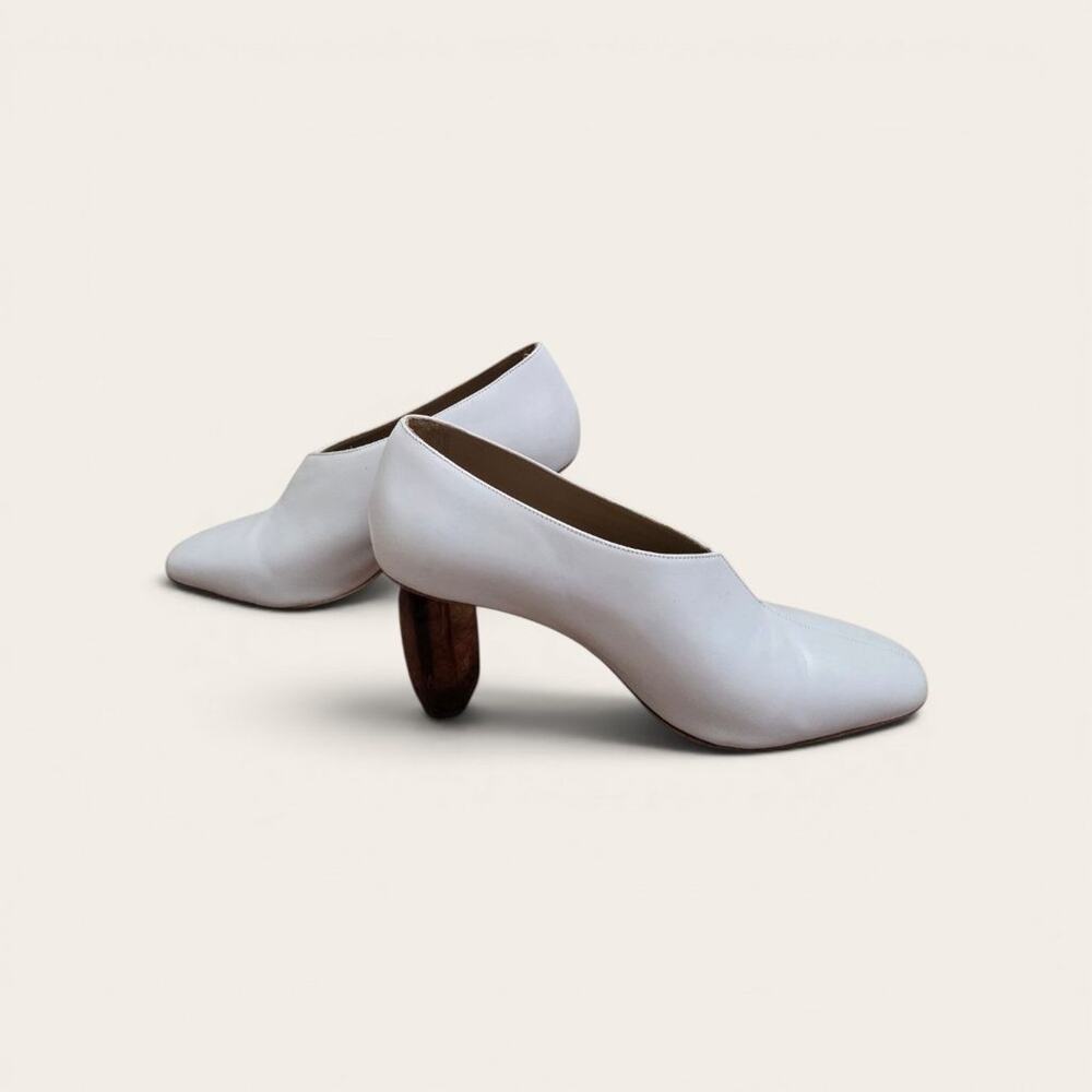 AN HOUR AND A SHOWER White Leather V-Cut Amber Lucite Heel Ankle Booties Sz 40